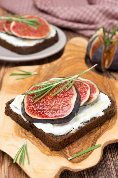 Bread with goat cheese, figs, honey and rosemary — Stock Photo, Image