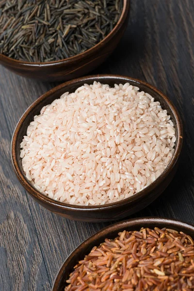 Разнообразный рис в миске, вид сверху — стоковое фото