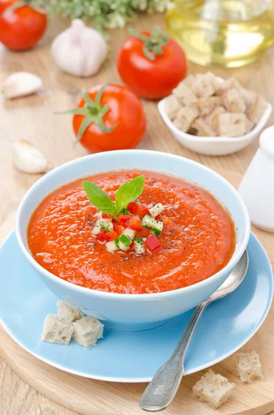 Гаспачо из холодного томатного супа с базиликом в вертикальной миске — стоковое фото