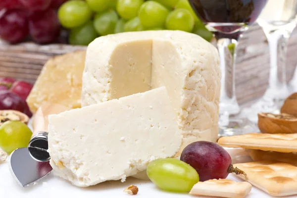 Fresh cheese, crackers and grapes, close-up — Stock Photo, Image