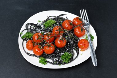 Kara fırında domatesli spagetti parmesan peyniri