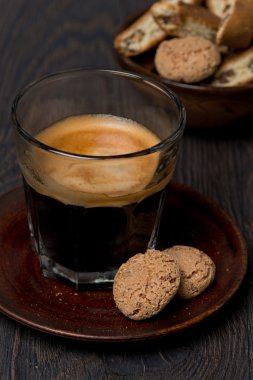 bardak koyu arka planda, closeup espresso ve Badem Çerezler