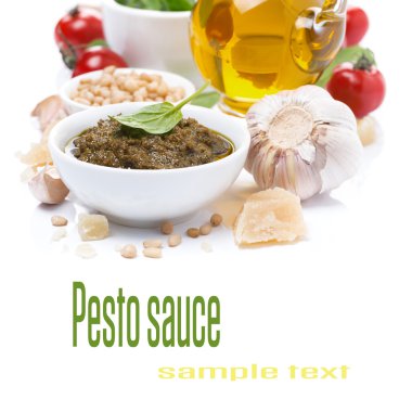İtalyan pesto sos ve malzemeler, yakın çekim, izole