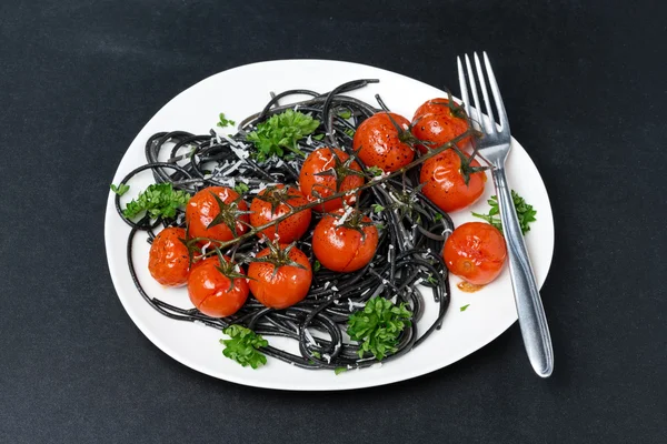 블랙 스파게티와 구운된 토마토, 파 르 마 치즈 — 스톡 사진