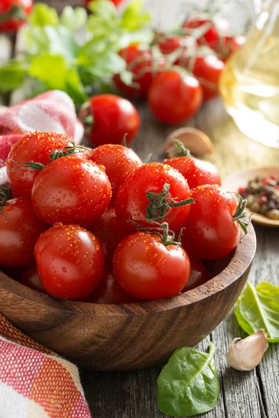 Bowl with fresh tomatoes, spinach, spices and olive oil — Stock Photo, Image