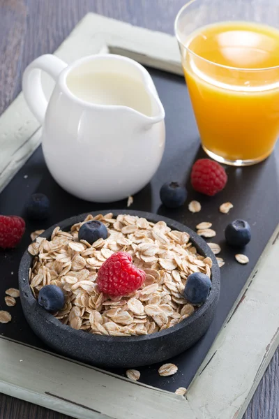 Cereal, fresh berries, milk and orange juice, close-up — Stock Photo, Image