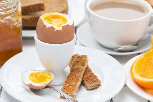 Świeże śniadanie z jajka, tosty i kawa z mlekiem, szczelnie-do góry — Zdjęcie stockowe