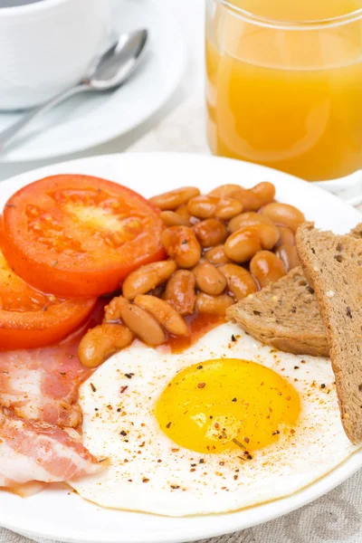 Pequeno-almoço inglês com ovos fritos, bacon, feijão, torradas — Fotografia de Stock