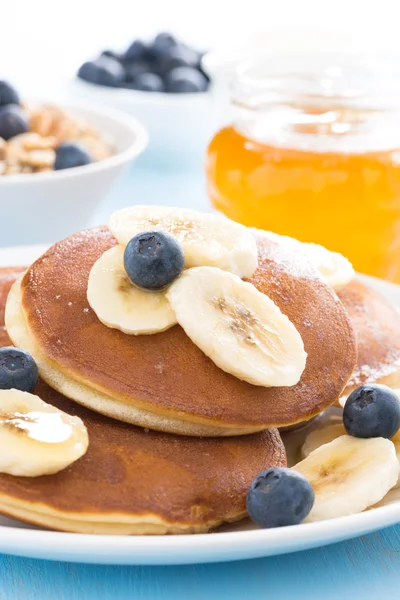 Pannenkoeken met banaan, honing en bosbes, close-up — Stockfoto