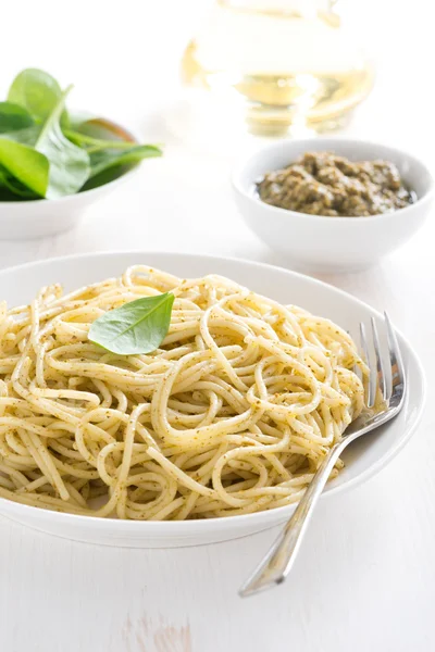 Espaguetis de pasta con pesto, primer plano — Foto de Stock