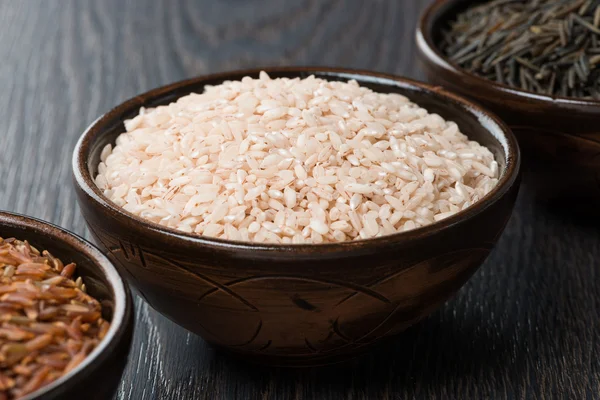 Arroz rosa en tazón de cerámica — Foto de Stock