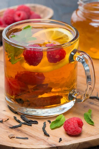 Чай с лимоном, мятой, малиной и корицей, крупным планом — стоковое фото