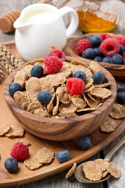 Fuldkornsflager med bær, honning og mælk til morgenmad - Stock-foto