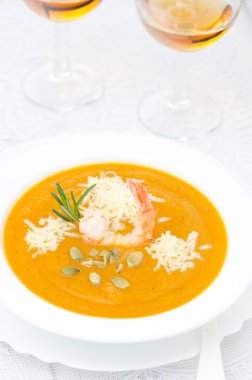 karides, parmesan ve biberiye ile kabak çorbası