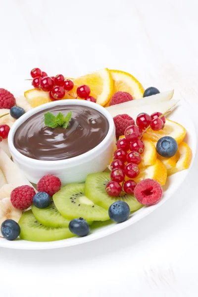 Salsa de chocolate, fruta fresca y bayas, vertical — Foto de Stock