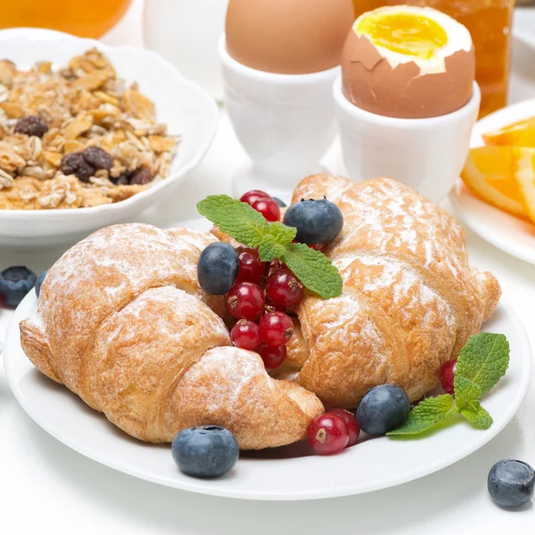 羊角面包、 鸡蛋、 牛奶什锦早餐、 新鲜浆果、 橙子一起吃早餐 — 图库照片