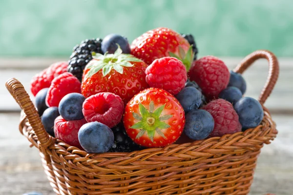 Basket with fresh juicy berries, close-up, selective focus — Stock Photo, Image