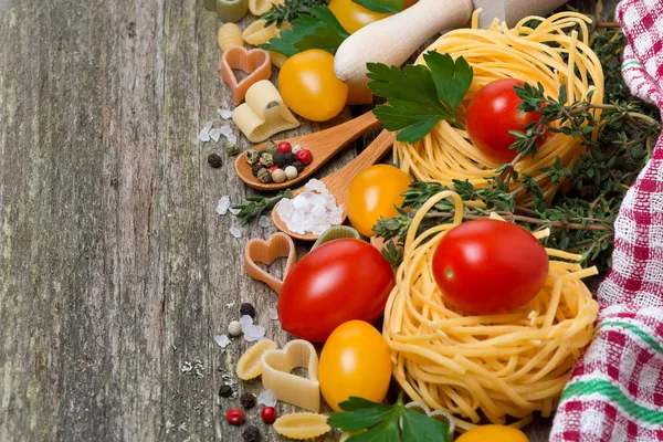 Pasta, tomates y especias sobre fondo de madera, vista superior —  Fotos de Stock