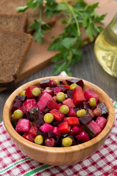 Russische rode bieten salade vinaigrette in een kom — Stockfoto