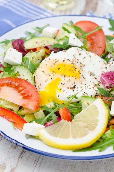 Salada de legumes com ovo escalfado, vertical, close-up — Fotografia de Stock