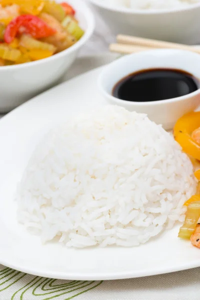 Hvide ris med rejer og grøntsager, close-up - Stock-foto
