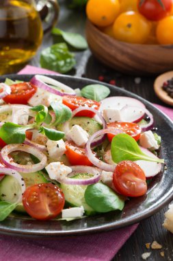 beyaz peynir, dikey, yakın çekim ile sebze salatası