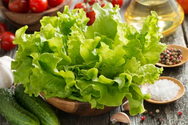 Cuenco con ensalada fresca, verduras, especias y aceite de oliva —  Fotos de Stock