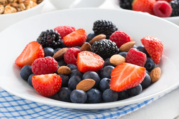 Breakfast with fresh berries, close-up — Stock Photo, Image