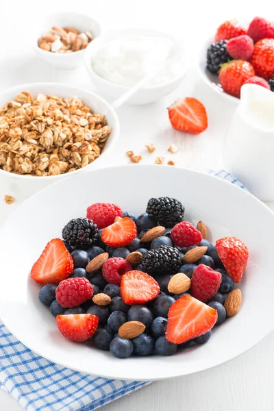 Frukost med färska bär, vertikal — Stockfoto