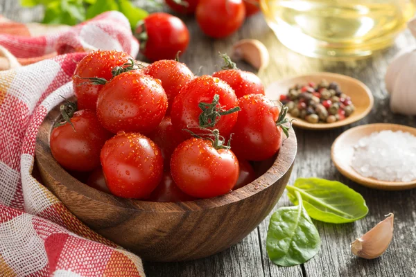 Bowl with fresh tomatoes, spinach, spices and olive oil — Stock Photo, Image