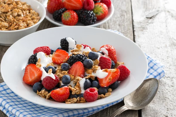 Ontbijt met verse bessen, yoghurt en zelfgemaakte muesli — Stockfoto