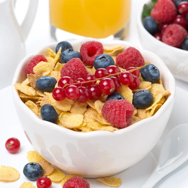 Cornflakes med bär, mjölk och apelsinjuice — Stockfoto