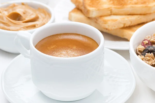 Tasse frisch gebrühten Espresso zum Frühstück — Stockfoto