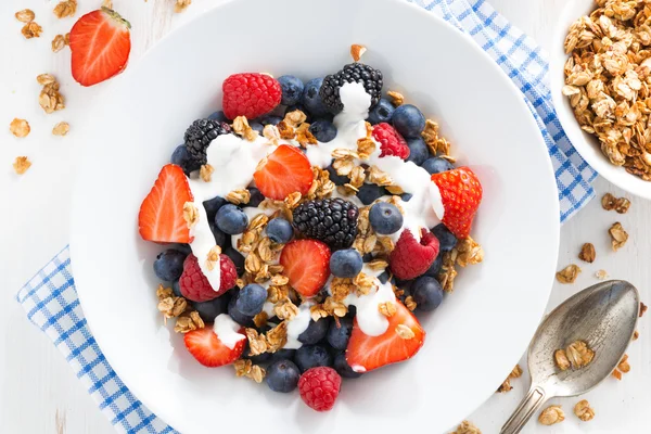 Čerstvé jahody, jogurt a domácí müsli k snídani — Stock fotografie