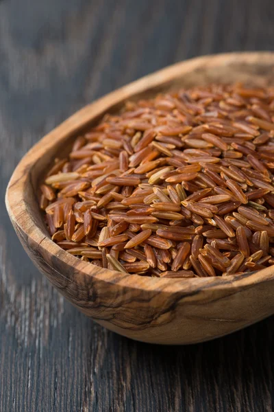 Czerwony ryż w misce drewniane na ciemnym tle — Zdjęcie stockowe