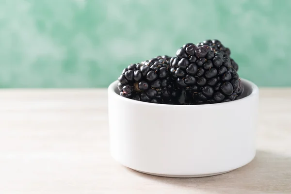 用新鲜黑莓的白碗 — 图库照片