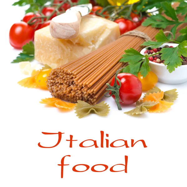 Спагетти, сыр пармезан, помидоры черри, травы — стоковое фото