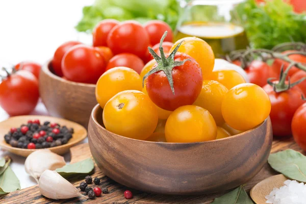 Pomodori ciliegia gialli e rossi e spezie, primo piano — Foto Stock