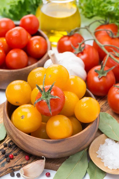 Tomates cereja amarelos e vermelhos e especiarias — Fotografia de Stock