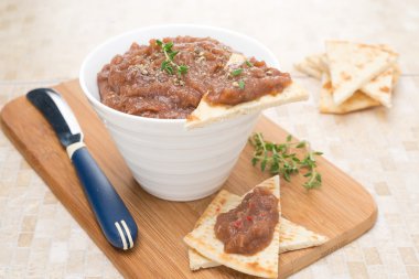 pate, közlenmiş patlıcan, domates ve pide parçaları