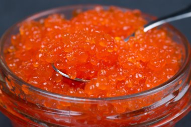 seçici odak bir cam kavanoza kırmızı havyar kaşık