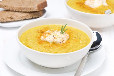 krem ve biberiye bir kase sebze çorbası