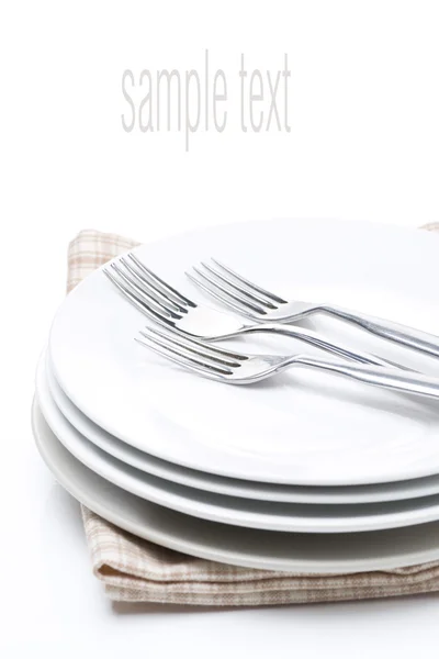 Naczynia na obiad - talerze i widelce, na białym tle — Zdjęcie stockowe