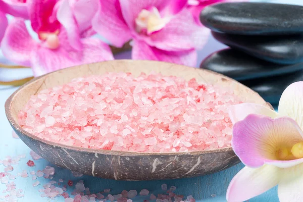 Розовая морская соль, камни для спа, цветы и полотенца, крупный план — стоковое фото