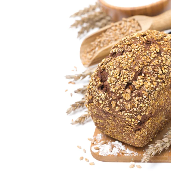 Gehele korrel brood met zaden, tarwe, meel en een kom, geïsoleerd — Stockfoto