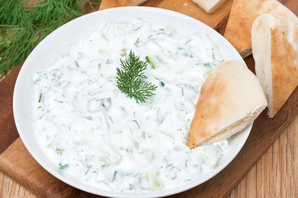 Yoghurtsaus tzatziki met kruiden, komkommer en knoflook, bovenaanzicht — Stockfoto