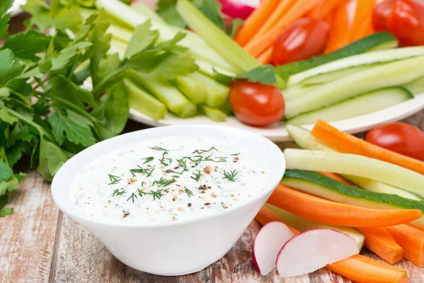 Salsa de yogur con mostaza para verduras frescas — Foto de Stock