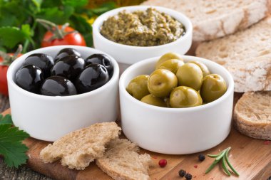 antipasti - zeytin, pesto ve ekmek çeşitleri