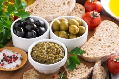 ürün yelpazesine antipasti - zeytin, pesto ve ekmek, üstten görünüm