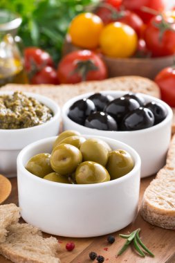 ürün yelpazesine antipasti - zeytin, pesto ve ekmek, yakın çekim